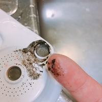 洗面所の蛇口をひねると 水に黒いちっちゃなカスが混じって出てきて困っています Yahoo 知恵袋