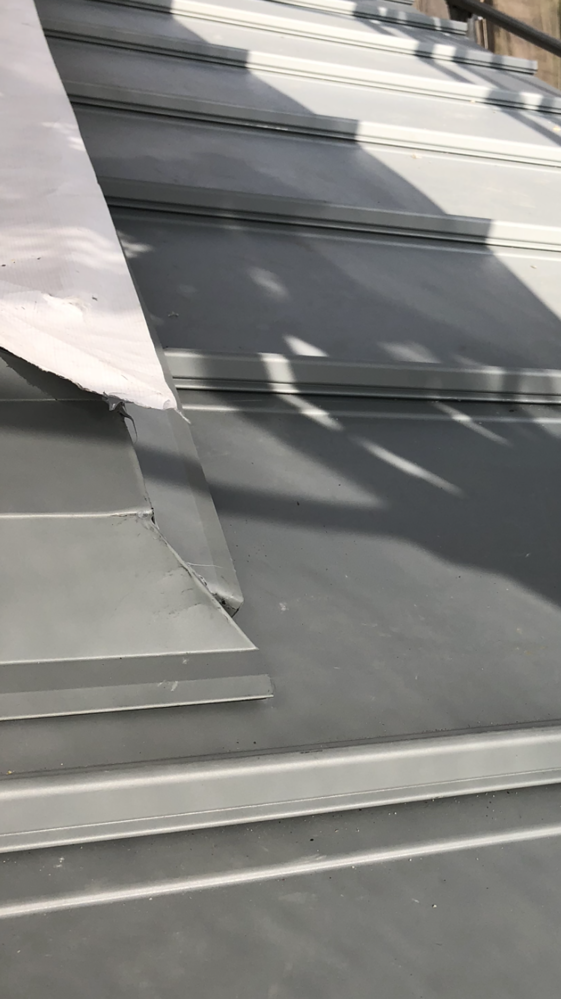新築戸建てを建築中の者です。屋根材にガルバリウムを採用し、建築途中 