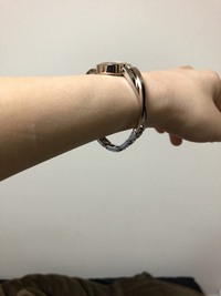 パワーストーンのブレスレットは手首にぴったりとつけるのがいいのか 少しゆるめ Yahoo 知恵袋