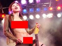 ステージ上で自らおっぱい晒してるこの露出狂女性アーティストの名前はなんですか？ 