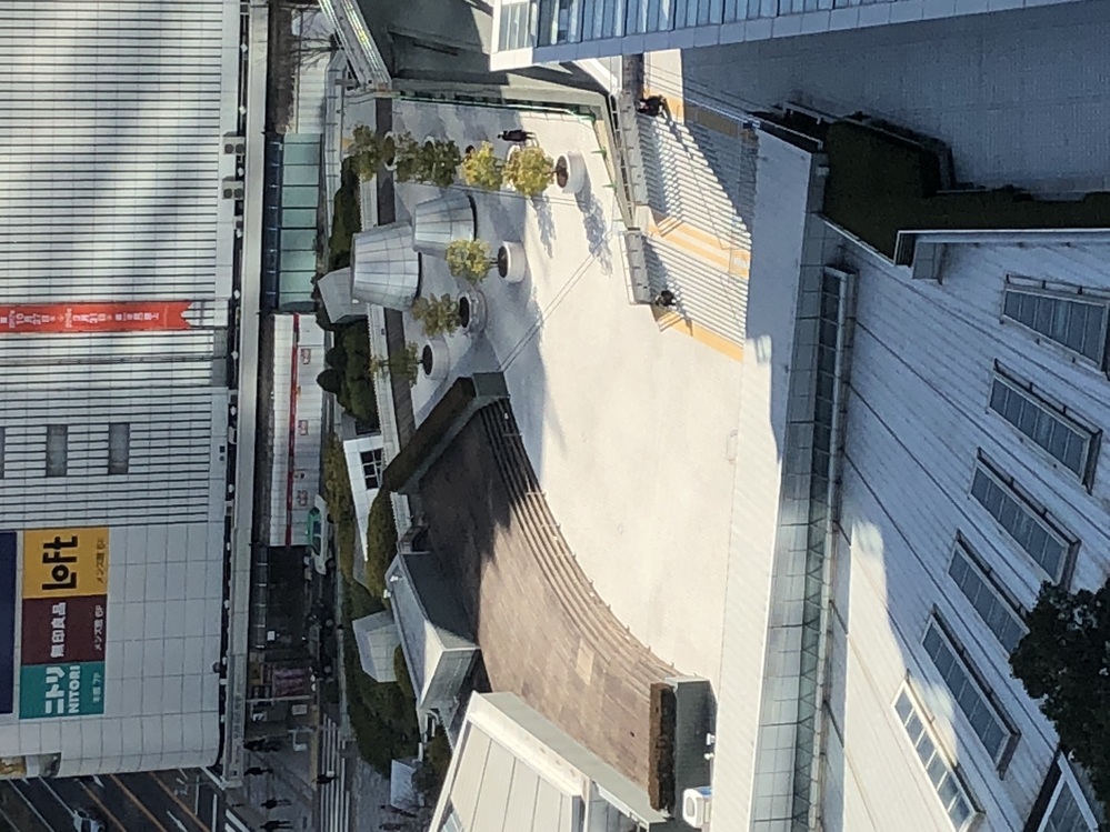 名駅のカップル広場の一部 木造の階段がありますが 何故立ち入り禁止になっている Yahoo 知恵袋