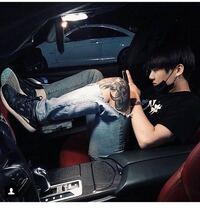 昨日のグクのvエプで海外armyの人が背中にタトゥーがあるって Yahoo 知恵袋