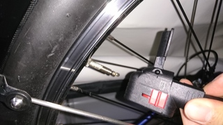 クロスバイクの空気が全く入らないんですけどどーいうことですかこれ 空気入れも Yahoo 知恵袋