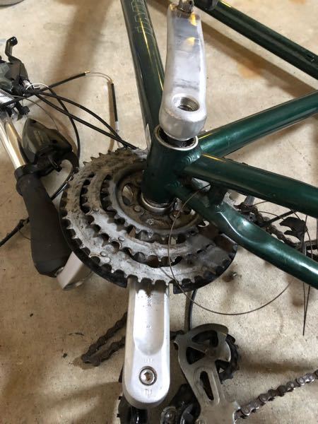 ジャイアントのエスケープのクロスバイクを分解しているんですけど 