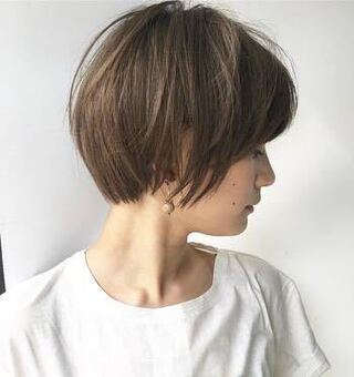 なぜ女性のショートヘアの方の襟足は首にピッタリついて内巻きに出来るんでしょうか Yahoo 知恵袋