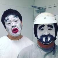 この人は誰ですかくっきーの隣にいるヘルメットの人物は誰ですか 野性爆弾の相方で Yahoo 知恵袋