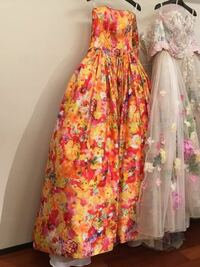 秋の結婚式で 写真左の蜷川実花さんのドレスを着る事になりました 色が Yahoo 知恵袋