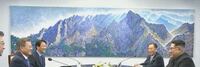 南北首脳会談で使用された板門店（パンムンジョム）の韓国側施設「自由の家」の絵画について質問です。 この絵画に描かれた山の名前は何ですか？北朝鮮の白頭山や済州島の漢拏山のように朝鮮半島では有名な山なのでしょうか？

ご回答よろしくお願い致します。