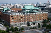 どうして愛知県庁の建物はあんなに渋いデザインになっているのでしょうか？ 