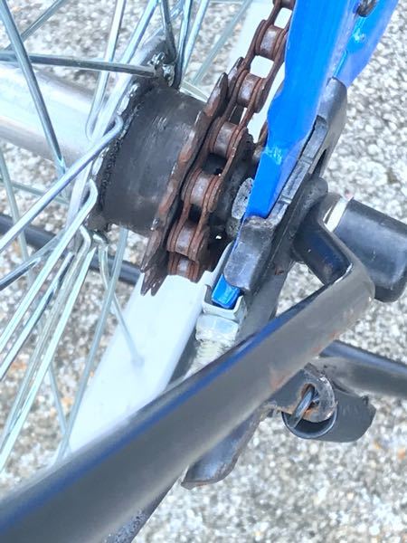 自転車のチェーンが内側に外れました。変速ギアなしの自転車です 