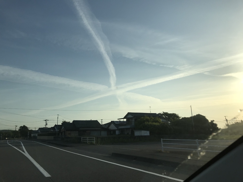 すごい雲を見ました 飛行機雲が何本もクロスしています この雲のスピリ Yahoo 知恵袋