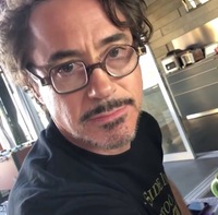 画像のロバート ダウニー Jr 氏がかけている眼鏡の詳細が知りたいです ブラン Yahoo 知恵袋