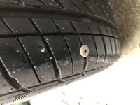 車のタイヤに釘が刺さっていました 溝の一番深い辺りです 最初キノコが生えて Yahoo 知恵袋