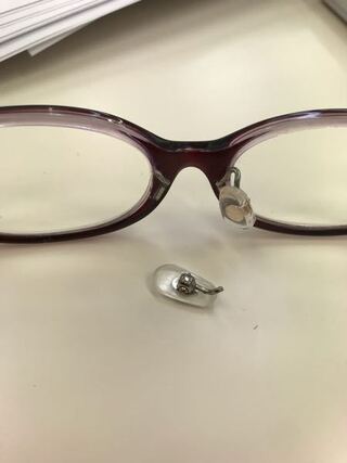 子供用のメガネの鼻あての金属が折れました かけてる子は女の子でそんな激し Yahoo 知恵袋