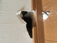 家の壁に穴を開けてしまいました地震で崩れることはないでしょうかまた修理の費用は Yahoo 知恵袋