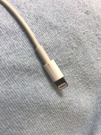 Iphoneの充電器の端子の部分にヒビが入ってしまいましたが 普通に充電で Yahoo 知恵袋