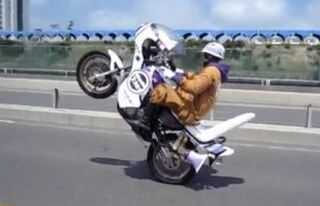 このバイクは どうしてウイリーできているのでしょうか 前のほうに 重 Yahoo 知恵袋
