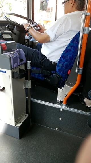 地元のバスの運転手が きちんとシートベルトしません 中にはちゃんとし Yahoo 知恵袋