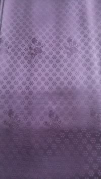 この濃い紫の色無地の地紋は何でしょうか？子供の入学式、卒業式に着て