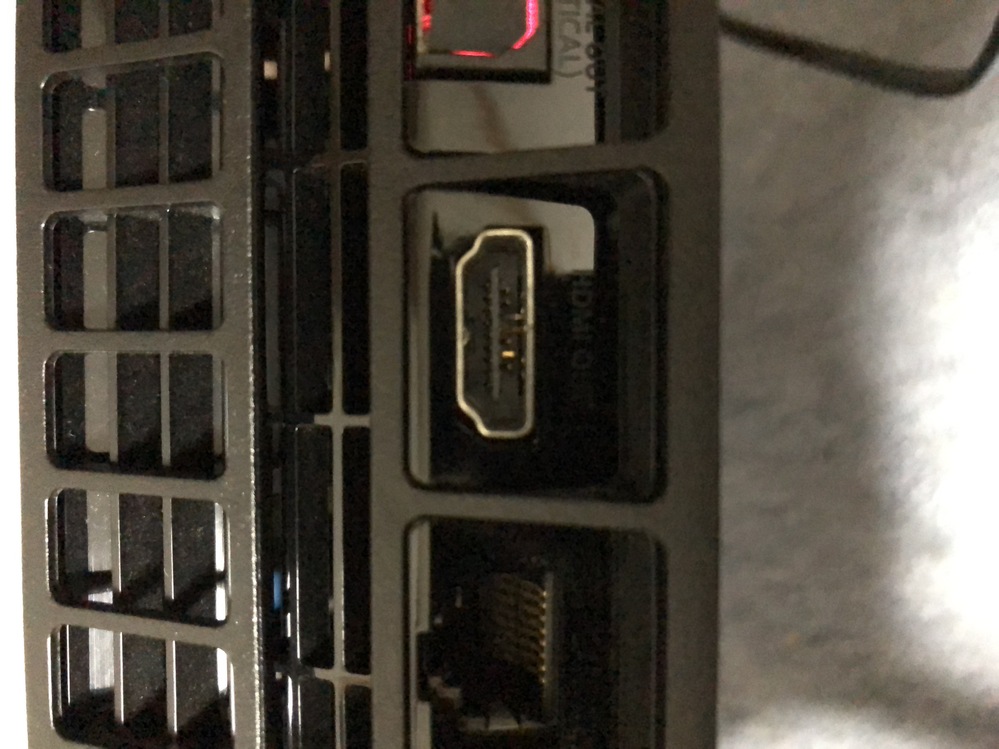 PS4のHDMIケーブル差込口に関しての質問。これって壊れてます 
