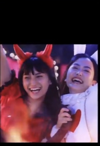 Usjのcmの絶叫ハロウィーンのところで出てくる左側の赤いコスプレの Yahoo 知恵袋