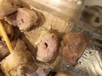 焼き鳥を買ったのですが
食べ始めた後に中が少し赤いことに気づきました。
子供が食べてしまった後で大変心配です
大丈夫でしょうか？どうしたらいいでしょうか
不安でしょうがないです 