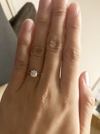 この婚約指輪は何カラットに見えますか 8号と言うこともあり あまり細い方ではあ Yahoo 知恵袋