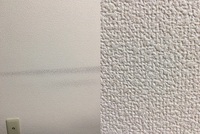壁紙に付着した家具の跡の汚れをきれいにする方法を教えてください。
トイレのマジックリン、食器用洗剤、ハンドソープを使用しましたが効果はありませんでした。 ですので、壁に塗装する形で考えていますがやはり色の違いなどから目立つでしょうか。
汚れは画像の左の通り、右は壁紙の素材です。
よろしくお願いいたします。