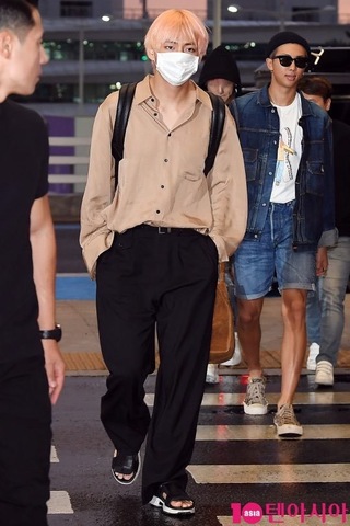 Btsキムテヒョンがにアメリカへ行くときにはいていたサンダルはどこ Yahoo 知恵袋