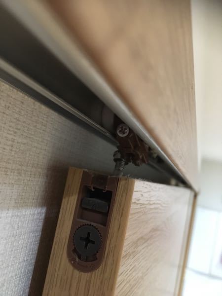 リクシルの吊り戸の修理について - 三年前に建てた戸建ての、上から吊 