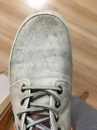 雨の日に白い靴を履いているのは周りから見ておかしいですか おかしく Yahoo 知恵袋