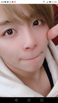 この写真 鼻毛出てるかなぁ 誰だか知らんけど右の鼻の穴から出て Yahoo 知恵袋