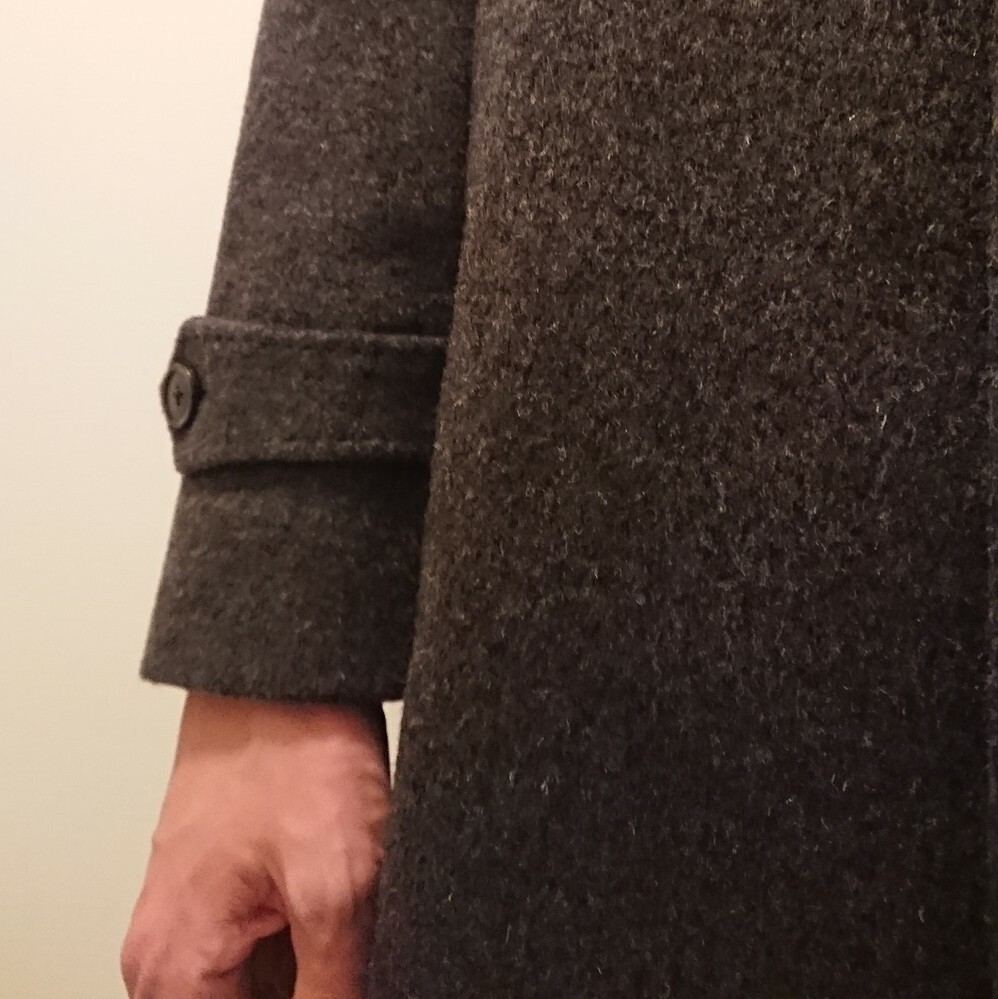 このコートの袖丈は短いですか？スーツの上に着るコートです。店員から
