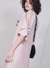 ベージュのワンピースに合う鞄と靴の色を教えてください 赤のエ Yahoo 知恵袋