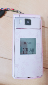 おばあちゃんのガラケーの通話音量が小さいです。 受け取る側のスマホの音量が小さい訳ではなくて、ガラケーの方の音が小さいようです。
どうすれば良いのでしょうか？
音量ボタンなどがどこか分からず困っています。
どなたか回答よろしくお願いします。