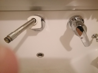 洗面台シャワーホースの交換についてinaxの洗面台sf 79s Mbの混合水洗 Yahoo 知恵袋
