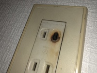 部屋の掃除をしているとタンスの裏のコンセントが焦げているのを見つけました。
放置していると発火などするのでしょうか？
このコンセントは使わなくなるので養生テープなどで塞いで放置とか してもいいんでしょうか？