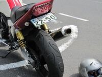 Cb400sfのナンバーの角度をこういう風に変えるには どうすればいいですか Yahoo 知恵袋