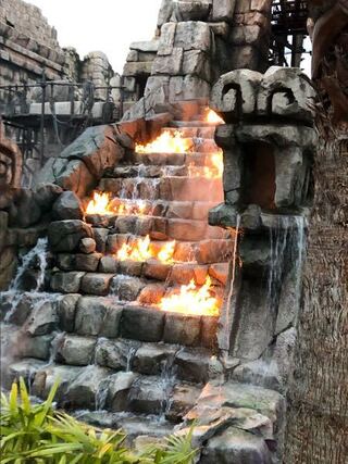 ディズニーシーのレイジングスピリッツのこれってなんで燃えてるんですか Yahoo 知恵袋