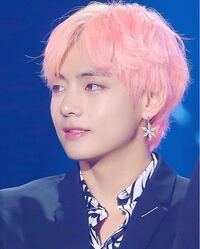 Btsのv キムテヒョン がつけている長いピアスのブランドを教え Yahoo 知恵袋