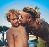 ネイマールの子供らしき人物がよくインスタのリール出てくるんですけど Yahoo 知恵袋