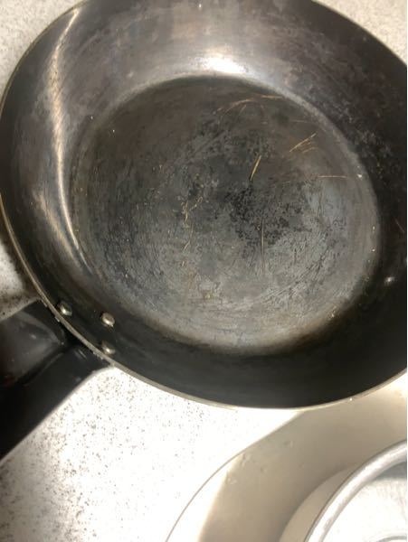 鉄フライパンを数回使っただけなのですが傷？のようなものが付いて 