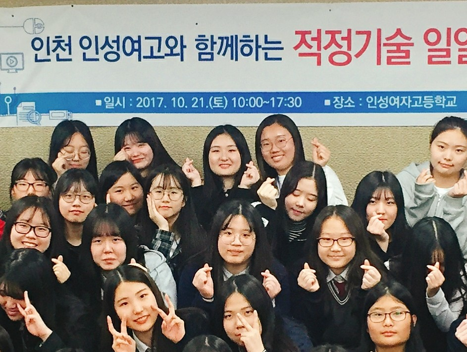 韓国人女子高生の集合写真です 皆 大きくて四角い顔をしていますが や Yahoo 知恵袋