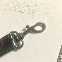 写真のようなバッグの金具のサビはどうしたらとれますか？また金具をバックに取りつけたり外したりするときのレバー？のようなものがスムーズに動かないのですがどうしたら良いでしょうか？ 