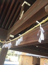 神社の注連縄などにあるこの白い紙の名前はなんと言いますか シデ 紙垂 と Yahoo 知恵袋