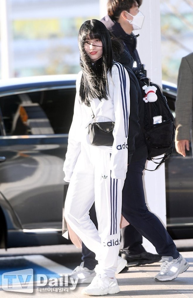 このTWICEのモモちゃんが着ているadidasのジャージの型の名前 このTWICEのモモちゃんが着ているadidasのジャージの型の名前