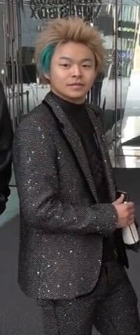 しばゆーのこんな感じの髪色にしたいのですがブリーチで色を抜いて金にしてから銀に Yahoo 知恵袋