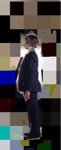 スーツを着ると画像のようにお尻が出っ張ったり胸元が大きく開いた状態になります Yahoo 知恵袋