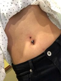 今日、へそピを友達とニードルで開けました。 - 友達は開けた時も開け... - Yahoo!知恵袋