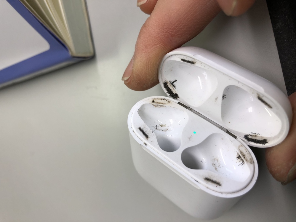 AirPodsケースの黒ずみが何をしても落ちません。ザラザラしたもので砂